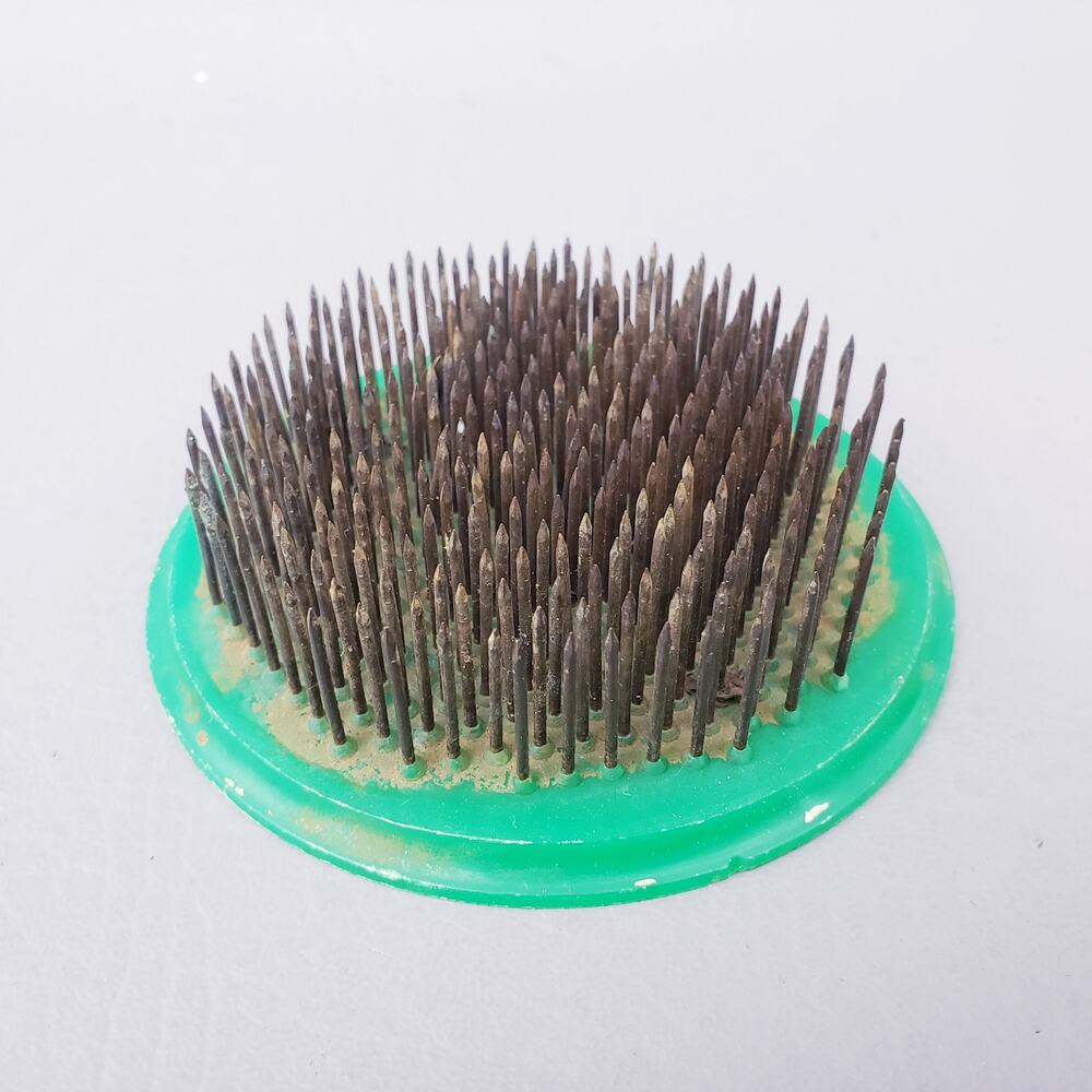 Vintage Golden Gate Plas-Stick No. 4 Plant Flower Frog Round Metal Spikes Green